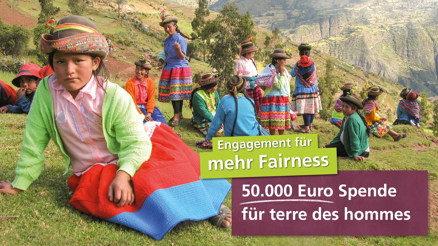 Peruanische Kinder in traditioneller Kleidung auf einer Wiese
