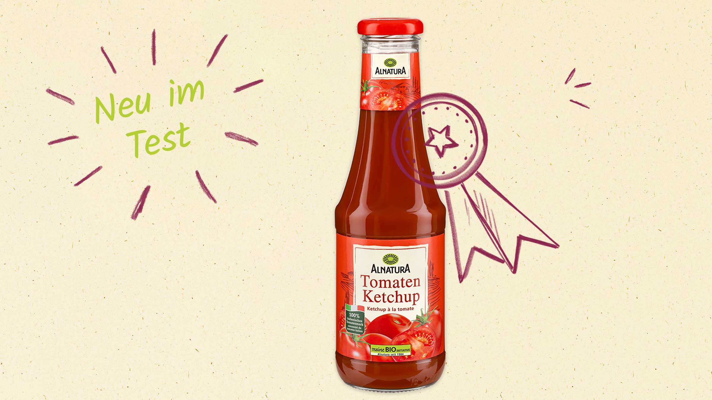 Eine Flasche Alnatura Tomaten Ketchup ist abgebildet. Links sind die Worte "Neu im Test" geschrieben. Ein rotes Band mit einem Stern ist im Hintergrund gezeichnet.
