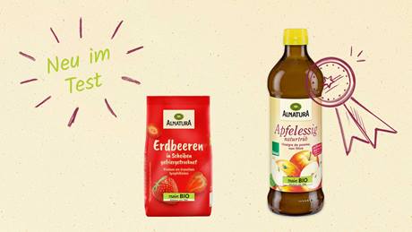 Das Bild zeigt eine Packung gefriergetrocknete Erdbeeren und eine Flasche Bio-Apfelessig von Alnatura. Oben links steht "Neu im Test" und rechts ist ein stilisierter Medaillen- oder Siegelaufdruck zu sehen, der auf die Qualität von Apfelessig hinweist.