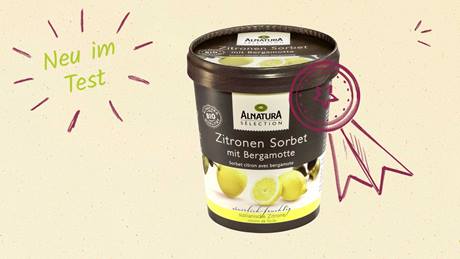 Ein Alnatura Sélection Zitronen Sorbet mit Bergamotte  in einem  500 ml Standbecher, mit einem Bild mit Zitronen. Links im Bild steht "Neu im Test".