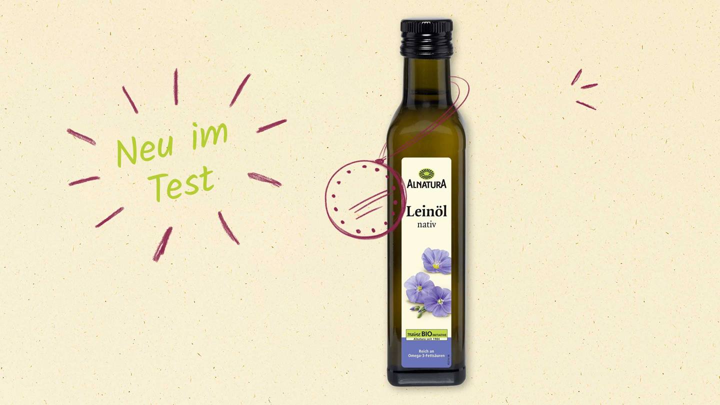 Das Bild zeigt das Alnatura-Produkt Leinöl. Auf dem Bild befindet sich auch der Hinweis, dass der Artikel getestet wurde. Das Produkt ist mit einem Bio-Siegel versehen, was darauf hindeutet, dass es aus biologischer Landwirtschaft stammen.