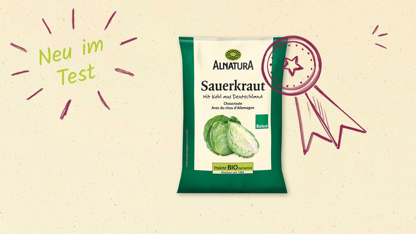 Das Bild zeigt das Alnatura-Produkt Sauerkraut. Auf dem Bild befindet sich auch der Hinweis, dass der Artikel getestet wurde. Das Produkt ist mit einem Bio-Siegel versehen, was darauf hindeutet, dass es aus biologischer Landwirtschaft stammen.