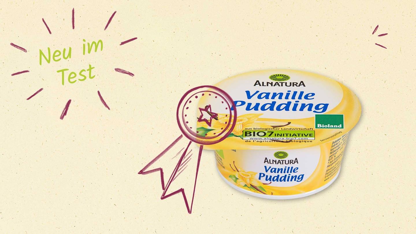 Das Bild zeigt das Alnatura-Produkt Vanillepudding (Becher). Auf dem Bild befindet sich auch der Hinweis, dass der Artikel getestet wurde. Das Produkt ist mit einem Bio-Siegel versehen, was darauf hindeutet, dass es aus biologischer Landwirtschaft stammen.