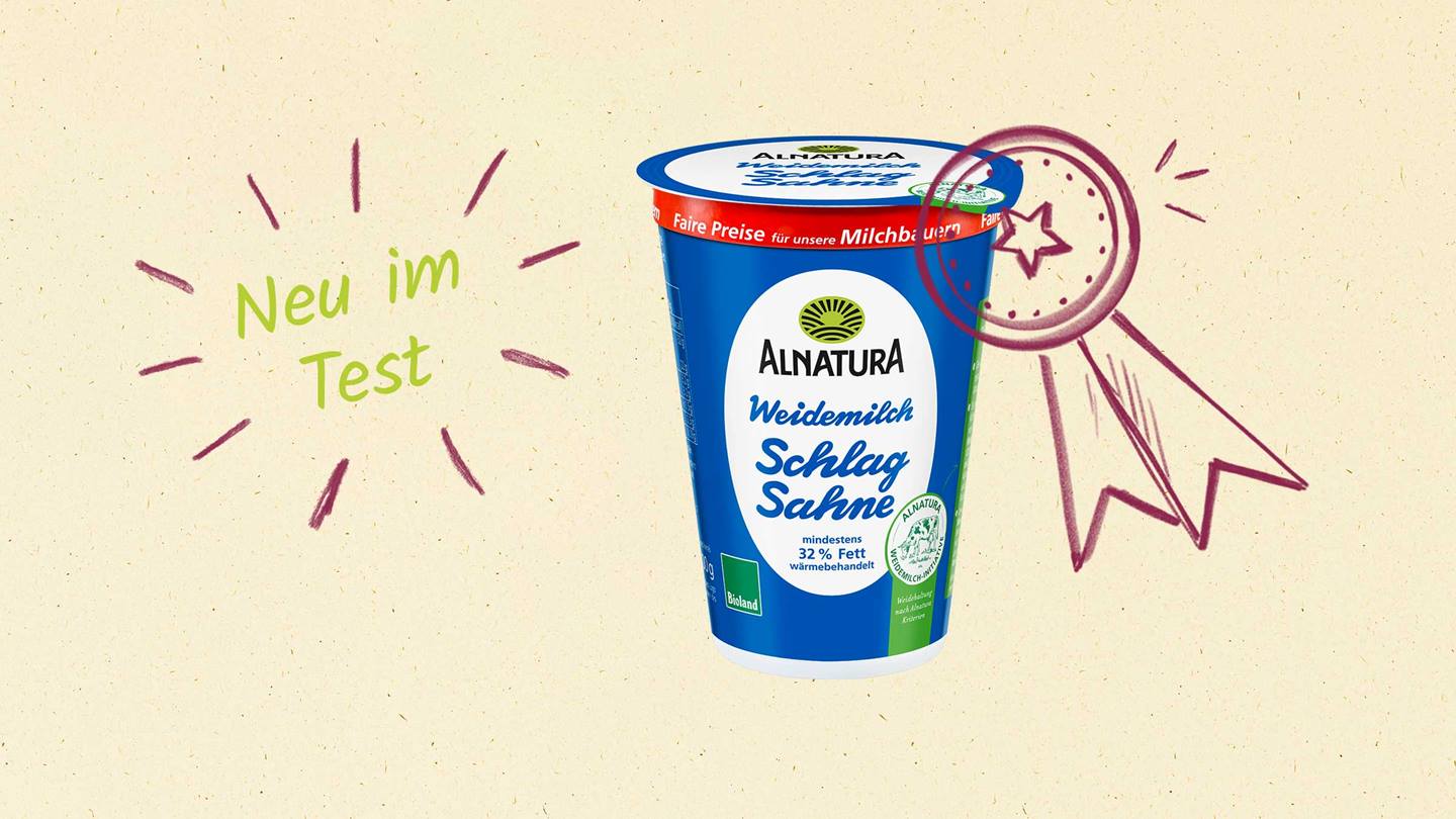 Das Bild zeigt eine Verpackung von Alnatura Weidemilch Schlag Sahne. Neben der Verpackung sind handschriftlich die Worte „Neu im Test“ und eine handgezeichnete Auszeichnung zu sehen, die auf eine positive Bewertung hindeutet. Das Design wirkt freundlich und vermittelt einen natürlichen Eindruck.