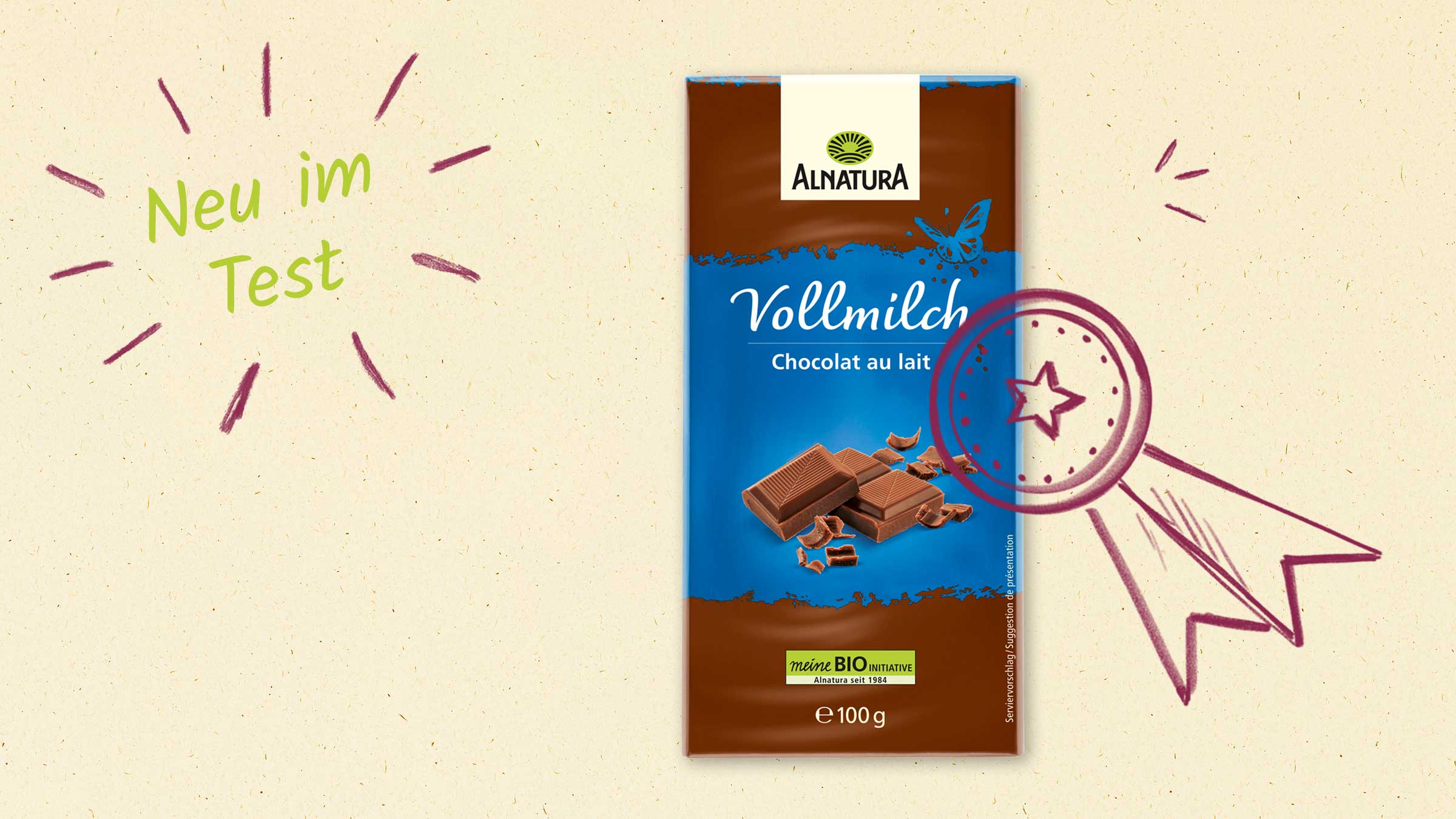 Das Bild zeigt eine Verpackung Vollmilchschokolade der Marke Alnatura. Auf der linken Seite ist ein grüner Schriftzug „Neu im Test“ dargestellt, der mit kleinen Strichen umrandet ist. Rechts von der Schokolade befindet sich eine handgezeichnete Schleife oder Medaille. Die Verpackung der Schokolade ist in den Farben Braun und Blau gehalten. Auf der Verpackung sind außerdem der Markenname Alnatura und die Sorte „Vollmilch“ aufgedruckt, sowie eine Abbildung von Schokoladenstücken. Außerdem ist das Gewicht der Schokolade mit 100g angegeben, sowie der Hinweis „meine BIO Initiative“.