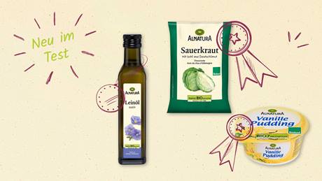 Das Bild zeigt eine Reihe von Alnatura-Produkten, darunter Leinöl, Sauerkraut und Vanillepudding. Auf dem Foto befinden sich auch der Hinweis, dass die Artikel getestet wurden. Die Produkte sind alle mit Bio-Siegeln versehen, was darauf hindeutet, dass sie aus biologischer Landwirtschaft stammen.