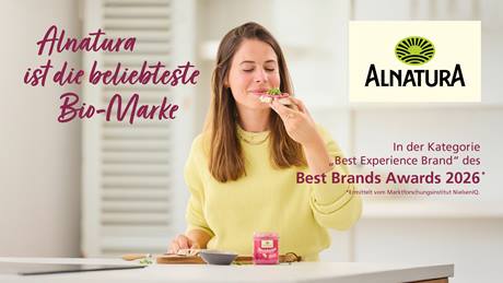 Frau hält lächelnd eine Scheibe Brot mit Streichcreme in der Hand und ist im Begriff, hineinzubeißen. Vor ihr auf dem steht ein Glas Alnatura Streichcreme Rote Bete-Meerrettich. Text: Alnatura ist die beliebteste Bio-Marke in der Kategorie "Best Experience Brand" des Best Brands Awards. Ermittelt vom Marktforschungsinstitut NielsenIQ."