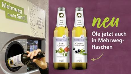 Zweigeteilte Darstellung: Rechts zwei Öl-Pfandfalschen der Marke Bio Planète mit dem Schriftzug "Neu. Öle jetzt in Mehrwegflaschen." Links eine Hand, die gerade eine Öl-Pfandflasche in einen Pfandautomaten einführt. 