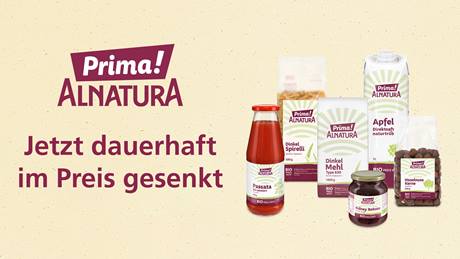 Das Bild zeigt verschiedene Lebensmittelprodukte der Marke Prima! ALNATURA, darunter Dinkelspirelli, Dinkelmehl, Apfelsaft, Tomaten Passata und ganze Haselnusskerne. Ein großer Text auf der linken Seite verkündet eine dauerhafte Preissenkung.