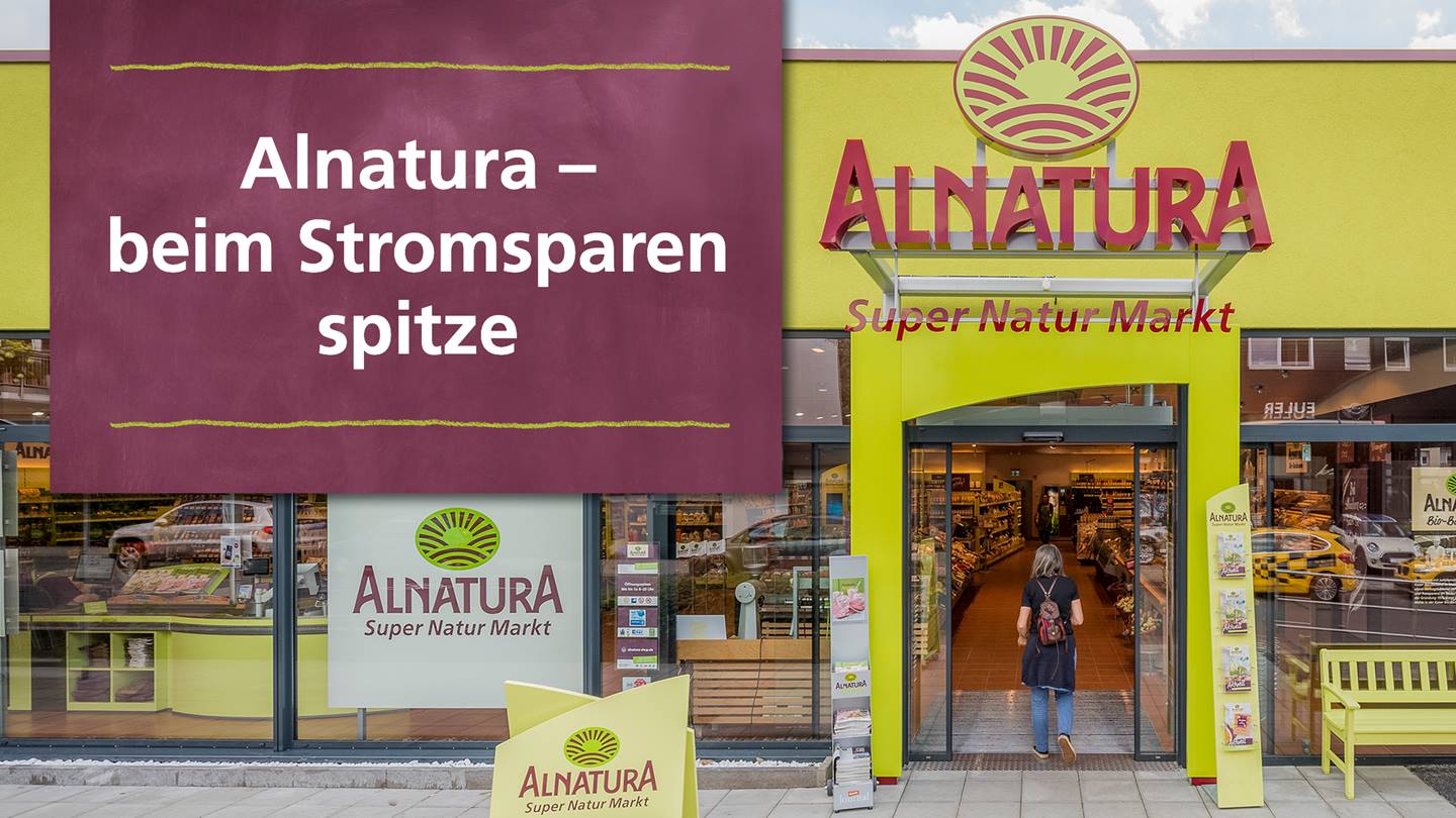 Außenansicht eines Alnatura Marktes mit Schriftzug "Alnatura – beim Stromsparen spitze"