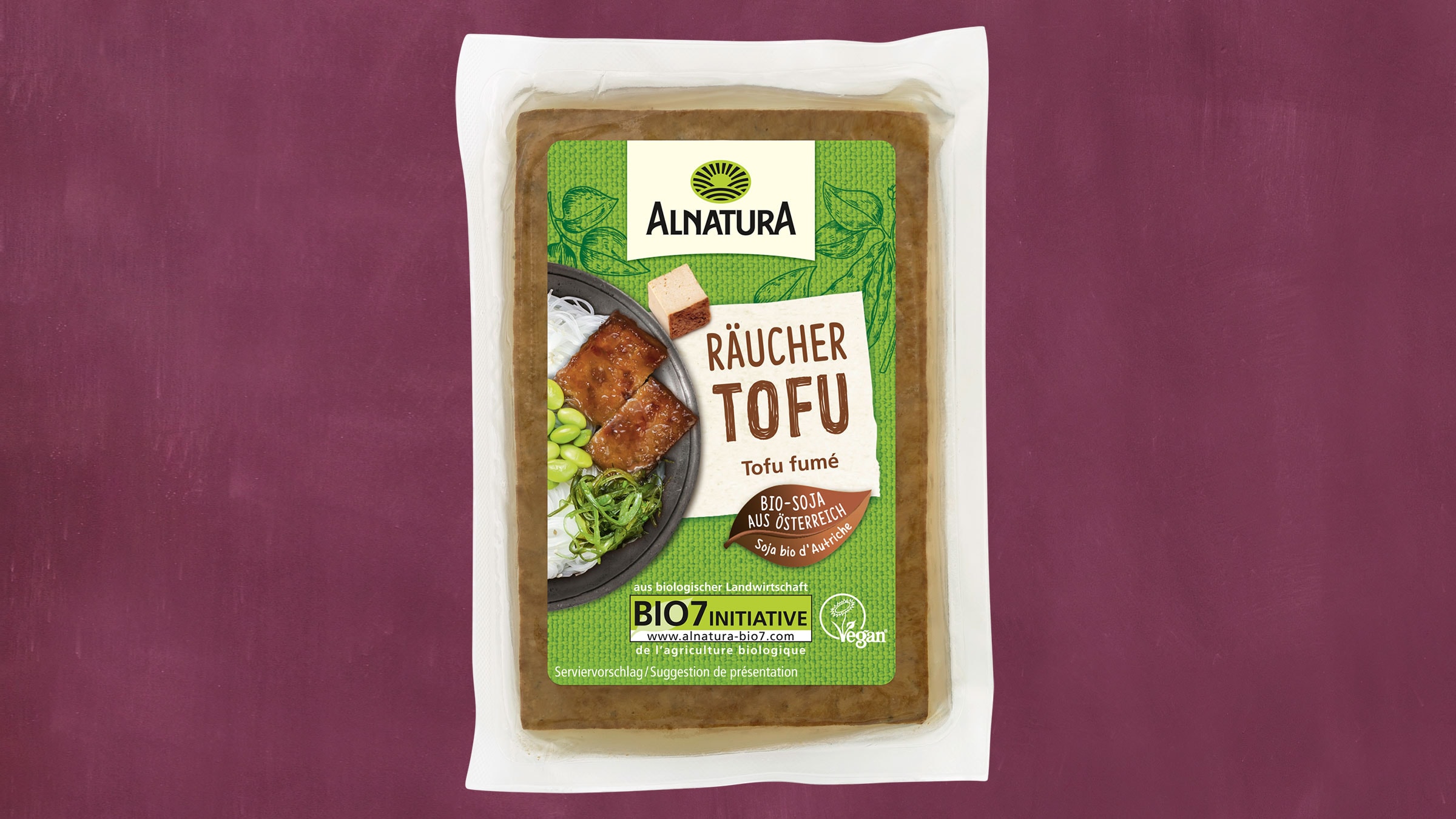 Packung Alnatura Räuchertofu ungekühlt auf auberginefarbenem Hintergrund liegend