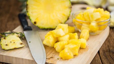 Ananas schneiden und schälen