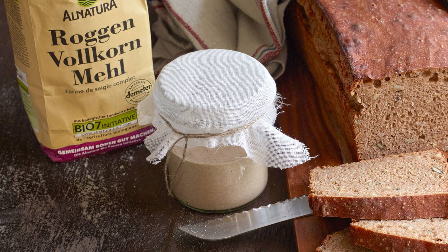 Sauerteig im Glas mit Stoffdeckel