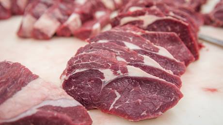 Rohes Rindfleisch am Stück