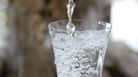 Mineralwasser mit Kohlensäure in einem Glas