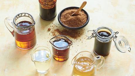 Alternativen zu weißem Zucker und alternative Süßungsmittel: Ahornsirup, Agavendicksaft, Kokosblütenzucker, Honig, Dattelsirup