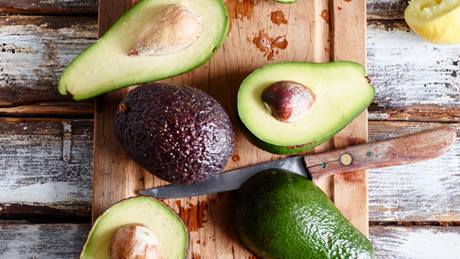 Ganze und aufgeschnittene Avocados