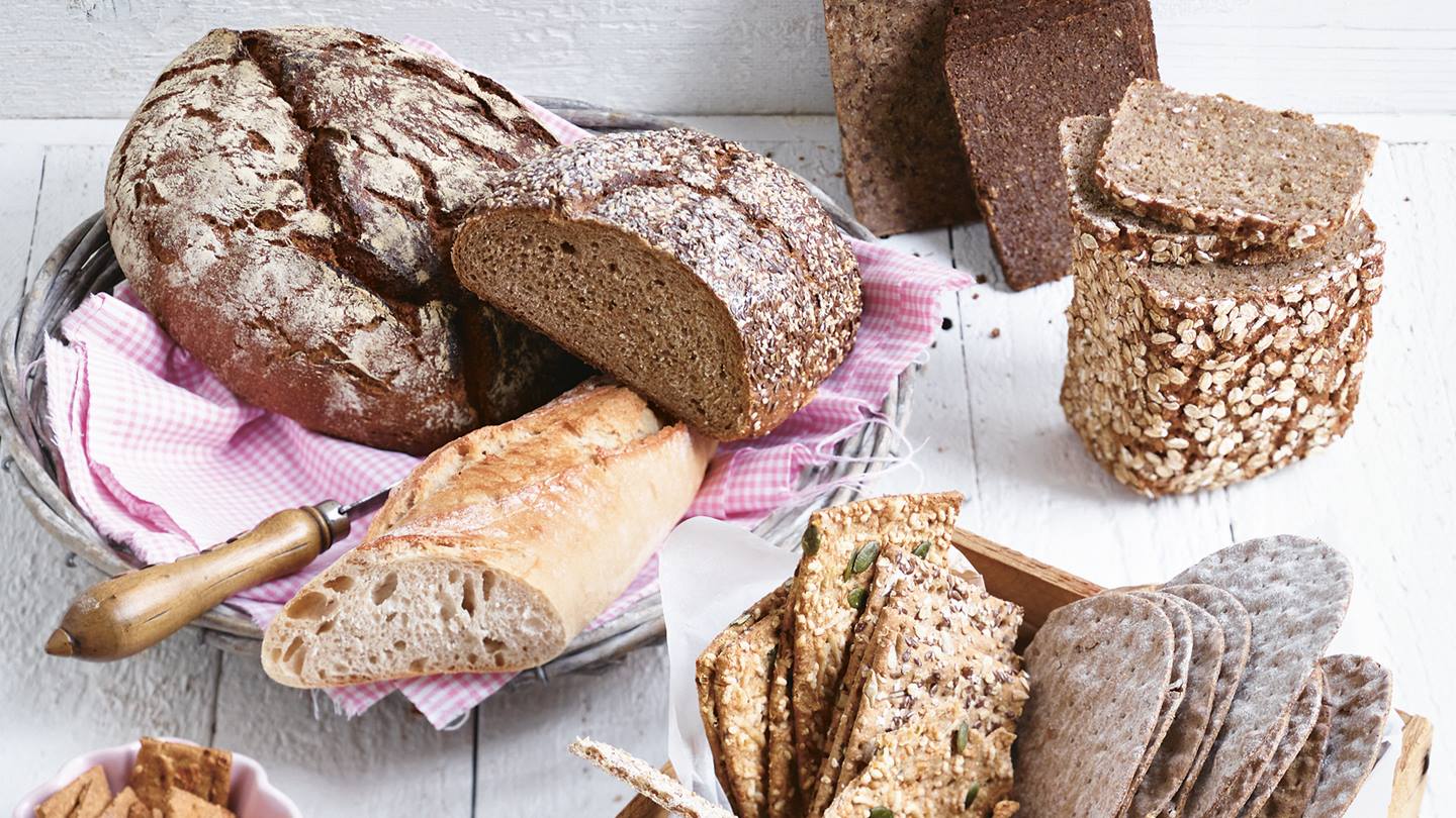 Verschiedene Brotsorten: Bauernbrot, Baguette, Weißbrot, Vollkornbrot in Bio-Qualität 