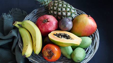 Exotisches Obst: Ananas, Papaya, Mango, Passionsfrucht, Maracuja, Banane, Granatapfel und Kaki