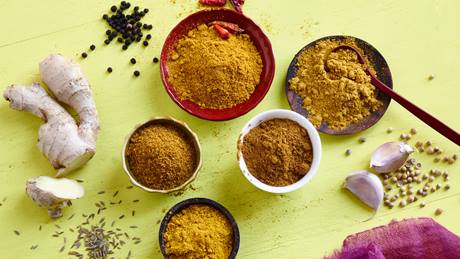 Asiatische und indische Gewürze wie Curry, Ingwer, Kurkuma, Koriander und Kreuzkümmel