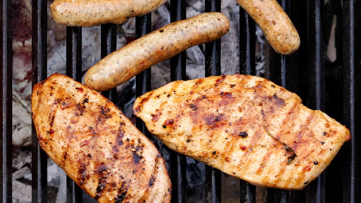 Geflügelfleisch liegt auf dem Grill