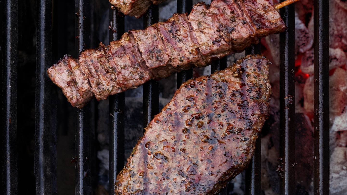 Rindfleisch liegt auf dem Grill