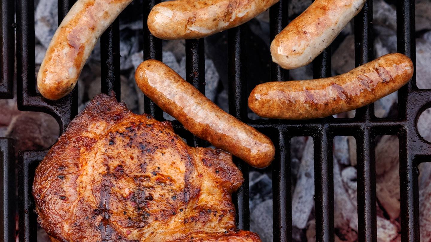 Schweinefleisch liegt auf dem Grill