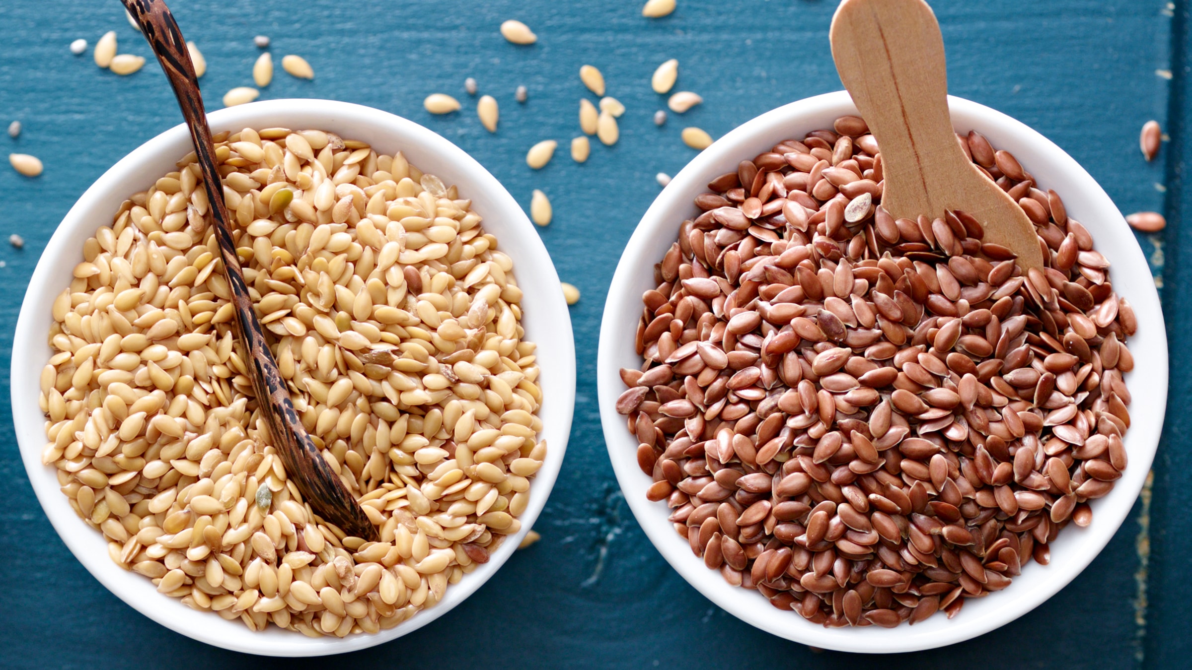 Leinsamen als europäisches Superfood in gold und braun. Geschrotete und ganze Samen