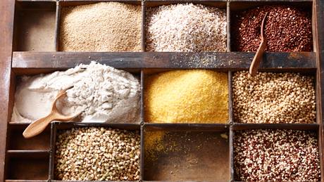 Nicht backfähiges Getreide und Pseudogetreide: Quinoa, Hirse, Amaranth, Mais, Buchweizen