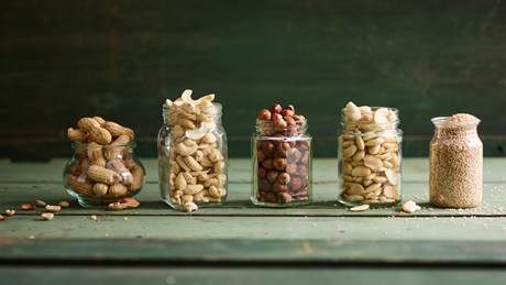 Nüsse und Kerne in ganzer Form: Haselnüsse, Cashewkerne, Mandeln und Erdnüsse