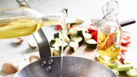 Hoch erhitzbare, raffinierte Öle zum Braten und Kochen: Bratöl, Avocadoöl und Kokosöl