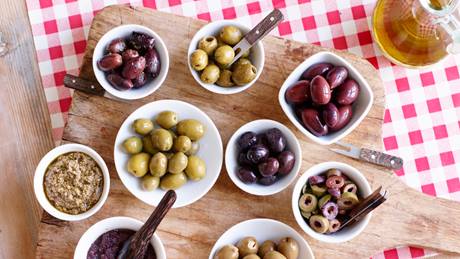 Olivenvariationen: Kalamata-Oliven, grüne Oliven, schwarze Oliven und marinierte Oliven