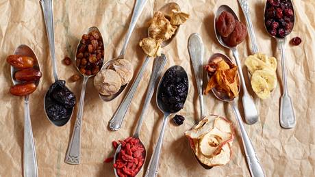 Trockenfrüchte aus Obst: Datteln, Feigen, Aprikosen, Rosinen, Korinthen, Gojibeeren und getrocknete Bananen
