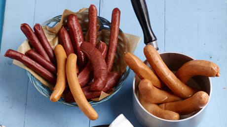 Verschiedene Wurstsorten: Bockwürstchen, Frankfurter Würstchen, Rindswürstchen und getrocknete und geräucherte Wurst