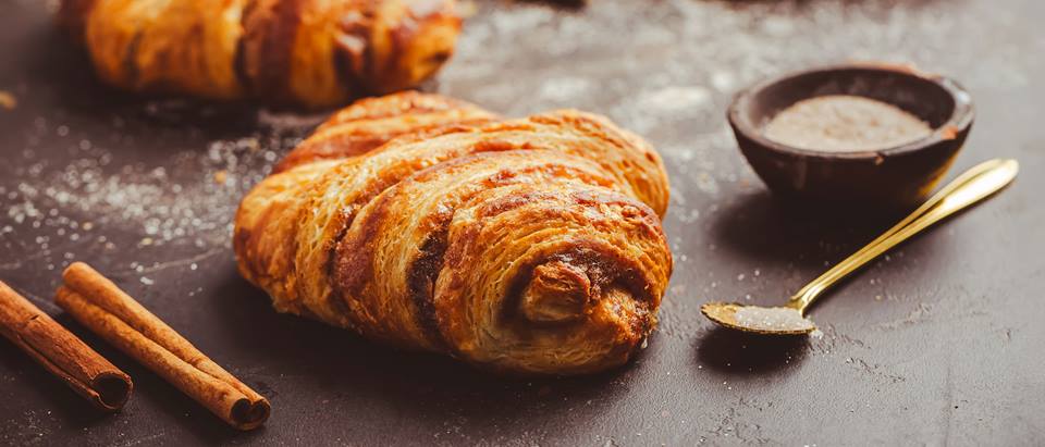 Franzbrötchen auf dem Tisch liegend