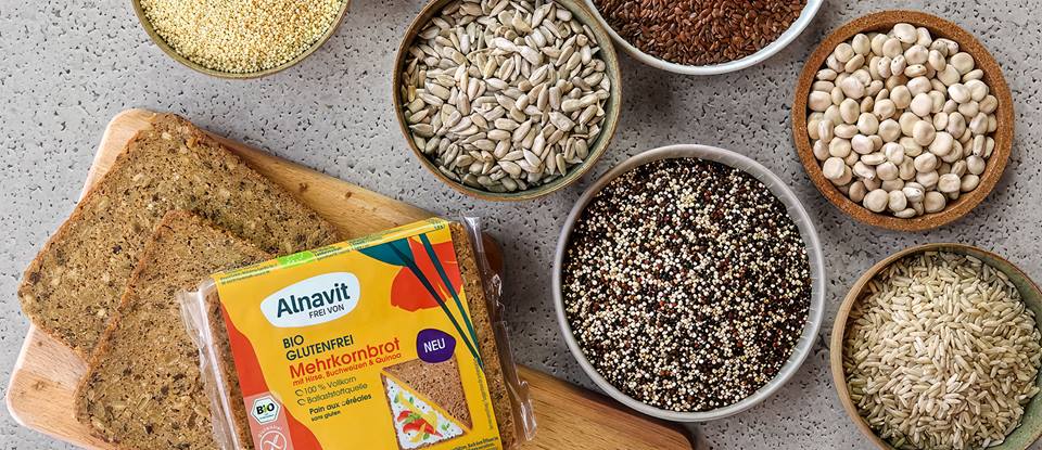 Warenkunde glutenfreie Lebensmittel: Getreide in Schüsselchen und Alnavit Mehrkornbrot glutenfrei