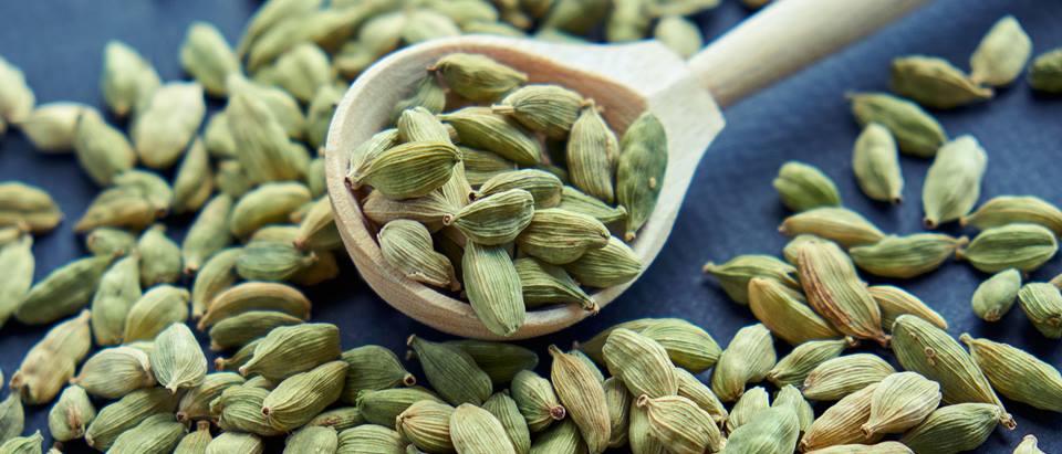 Kardamom auf einem Löffel