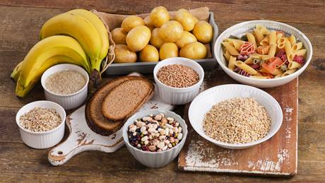 Bananen, Reis, Nudeln, Kartoffeln und andere Kohlenhydrate zusammen liegend
