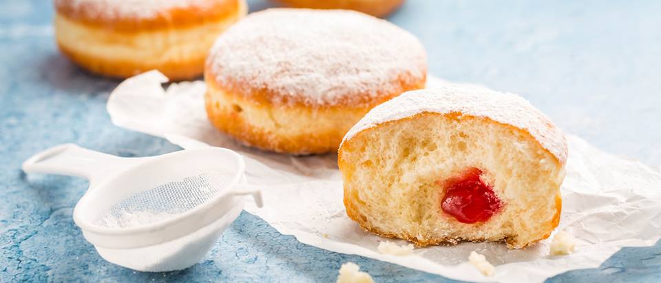 Krapfen ganz und aufgeschnitten