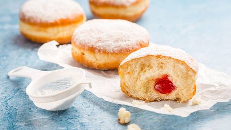 Krapfen ganz und aufgeschnitten