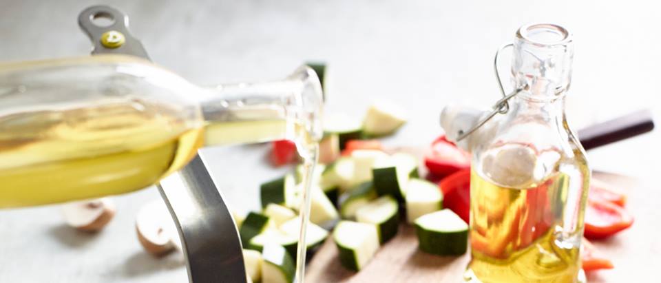 Öl in Gläsern, Zuchini und Paprikastückchen