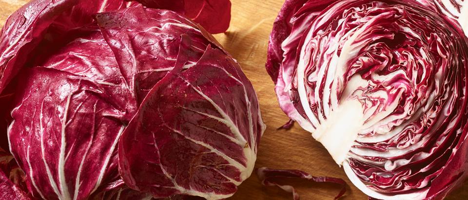 Radicchiokopf halb und ganz