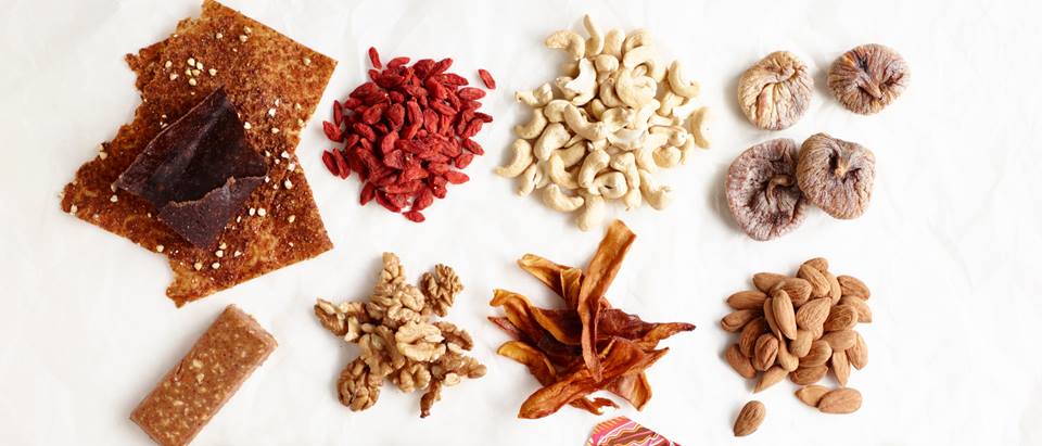 Gojibeeren, getrocknete Mango, Cashewkerne, Mandeln, getrocknete Feigen, Walnüsse, Rawfoodriegel