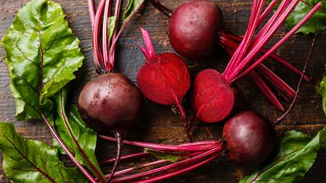 Frische Rote Bete ganz und aufgeschnitten