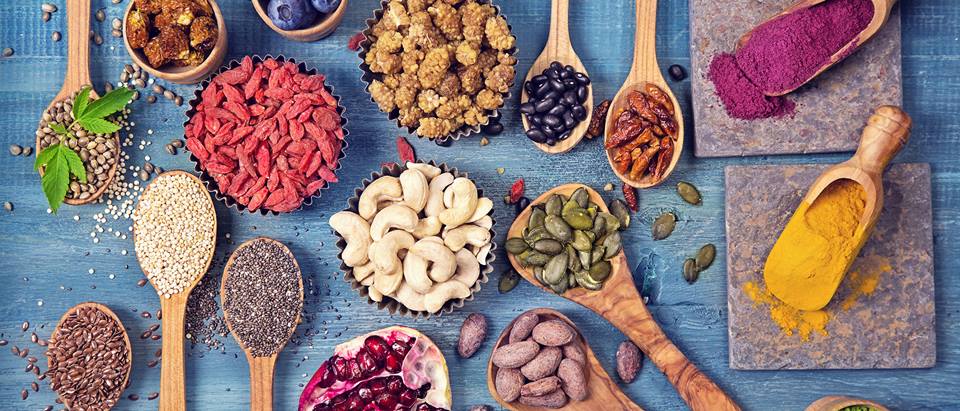 Verschiedene Superfoods - Chia, Goji, Lucuma, Nüsse, Saaten, Kerne