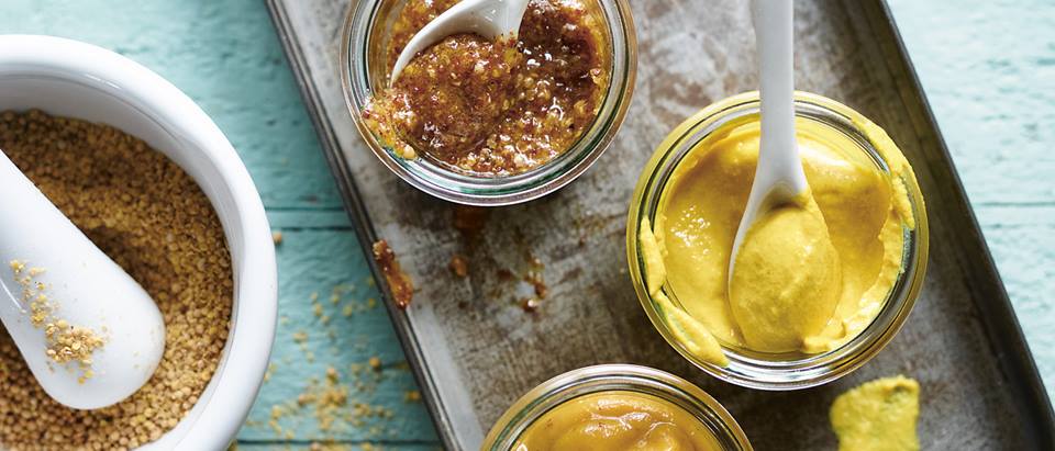 Verschiedene Senfsorten im Glas: Dijonsenf, körniger Senf, scharfer Senf