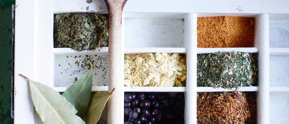 Lorbeerblätter, Liebstöckel, scharzer Pfeffer, Mouskatnuss, Gemüsebrühe, Wacholderbeeren