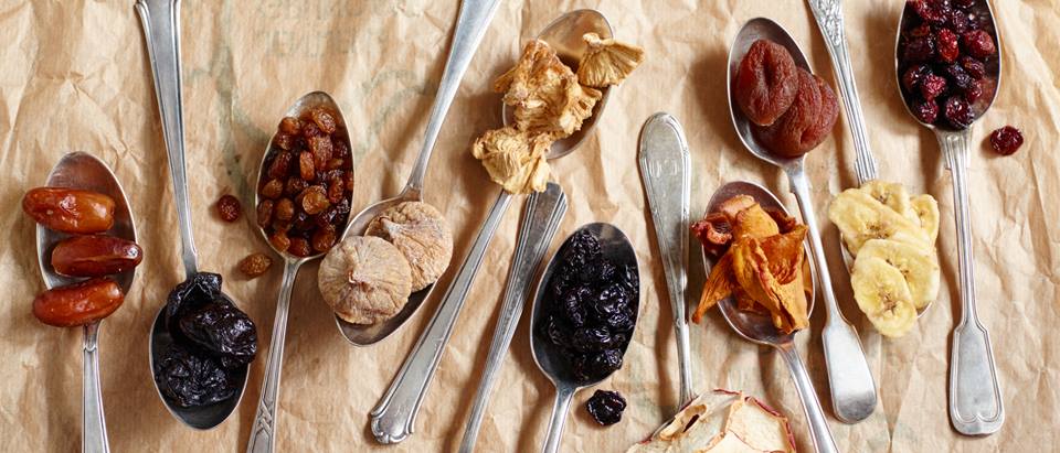 Löffel gefüllt mit gtrockneter Ananas, Aprikose, getrocknete Bananenscheiben, Apfelchips, Mangostücke, Datteln, Beeren