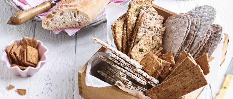 Verschiedene Brotsorten mit langer Tradition: Knäckebrot, Ciabatta, Schwarubrot und Weizenbrot