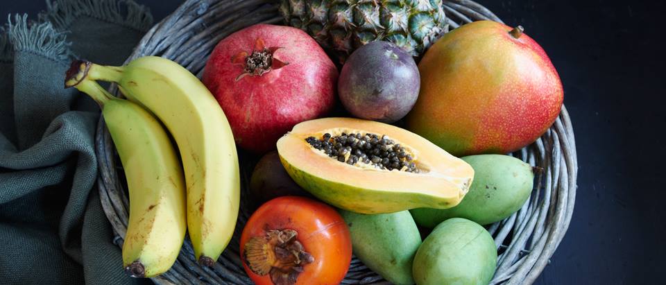 verschiedene exotische Früchte: Banane, Kaki, Papaya, Granatapfel, Mango, Feige